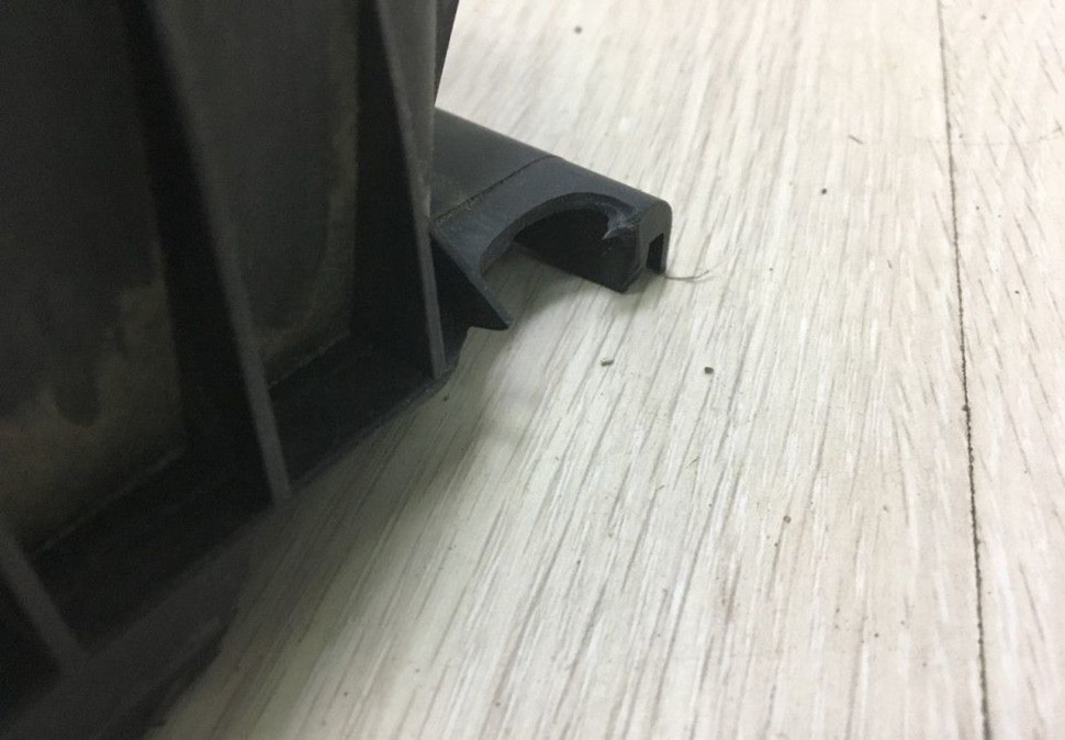 Корпус воздушного фильтра верхняя часть Volkswagen Touareg (10>) oem 7p0129601 (слом.мал.часть)