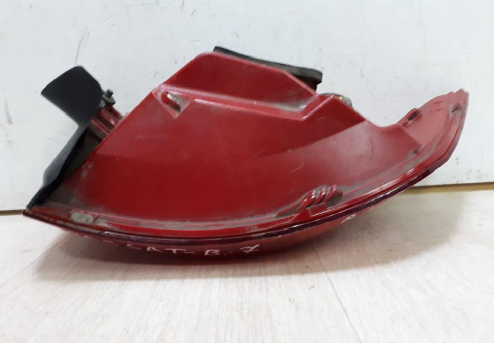 Фонарь правый LED Volkswagen Passat B7 универсал  oem 3AF945208B