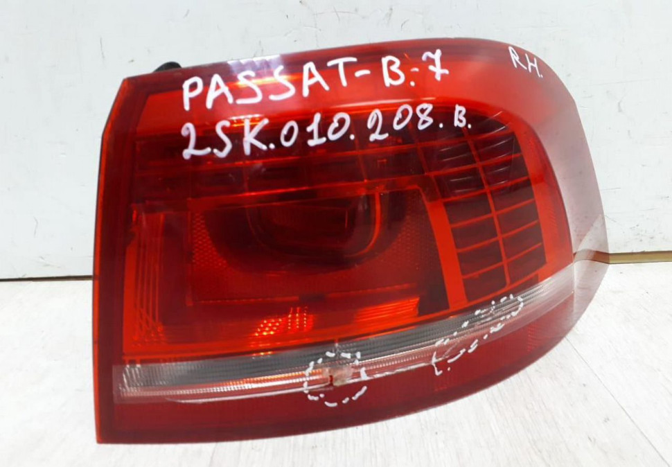 Фонарь правый LED Volkswagen Passat B7 универсал  oem 3AF945208B