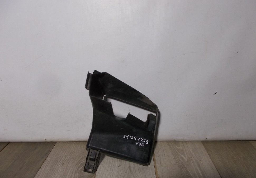 Воздуховод радиатора нижний правый бу BMW 7 G11 OEM 51747359790