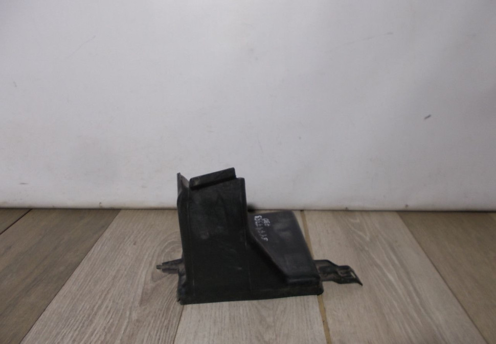 Воздуховод радиатора нижний правый бу BMW 7 G11 OEM 51747359790