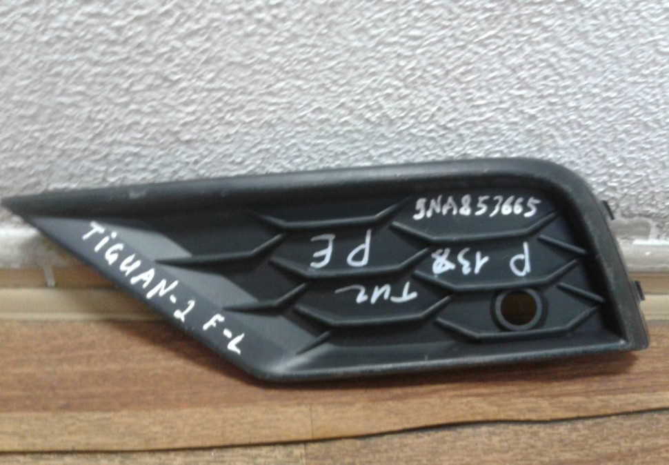 Заглушка переднего бампера левая Volkswagen Tiguan 2 (16>) oem 5na853665
