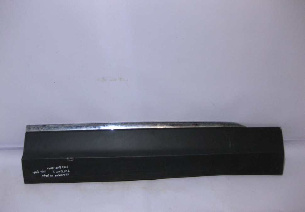 Молдинг двери передний правый Volkswagen Tiguan 2 (потертость) oem 5na854940 (Скл-3)