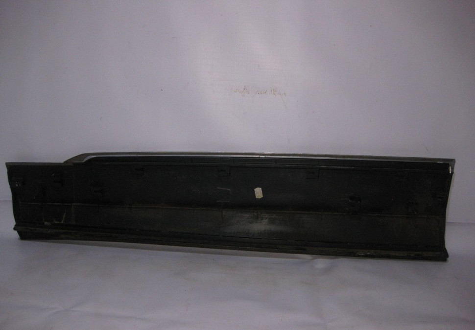 Молдинг двери передний правый Volkswagen Tiguan 2 (потертость) oem 5na854940 (Скл-3)