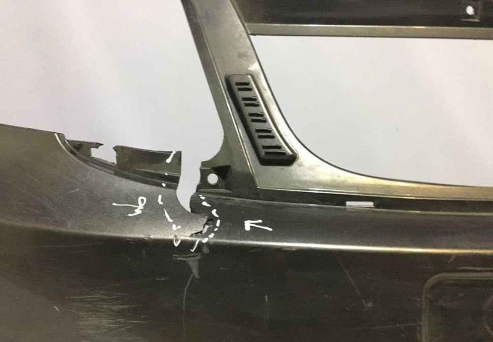 Бампер передний Lada Granta oem 21910280301501 (трещины) (скл-3) Бампер передний Lada Granta oem 21910280301501 (трещины) (скл-3)