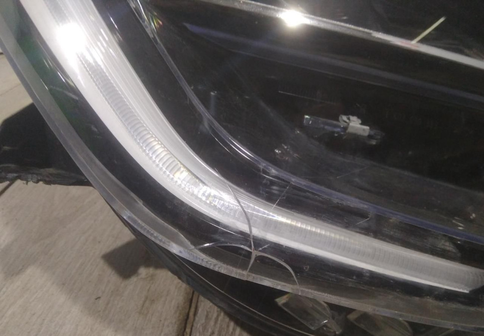 Фара ЛЭД LED правая бу Renault Arkana OEM 260105307R