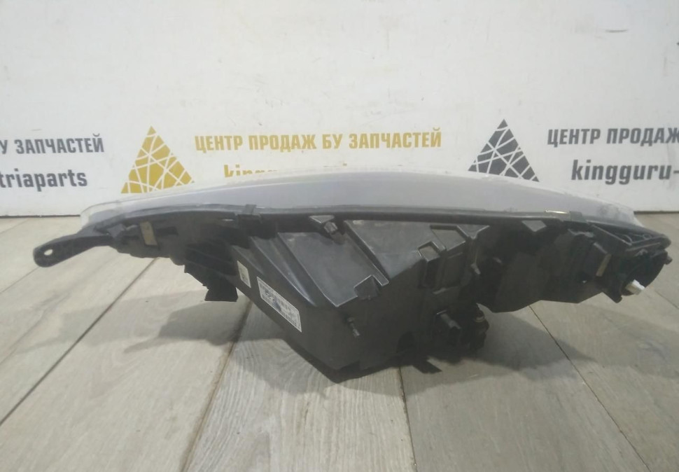 Фара ЛЭД LED правая бу Renault Arkana OEM 260105307R