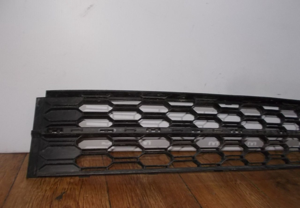 Решетка переднего бампера бу Skoda Octavia A7 рестайлинг OEM 5E0853677K