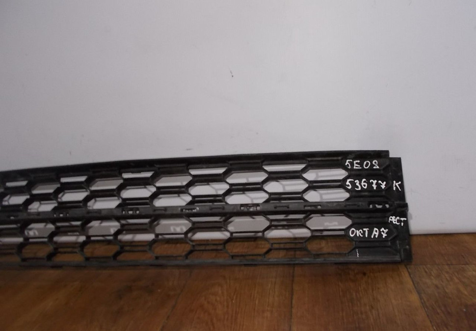 Решетка переднего бампера бу Skoda Octavia A7 рестайлинг OEM 5E0853677K
