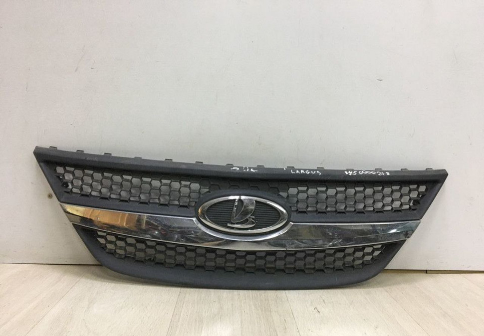 Решетка радиатора Lada Largus oem 8450000248 (мал.трещ) (скл-3)