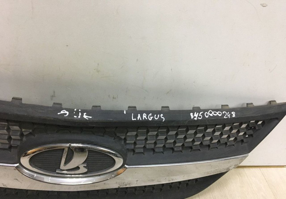Решетка радиатора Lada Largus oem 8450000248 (мал.трещ) (скл-3)