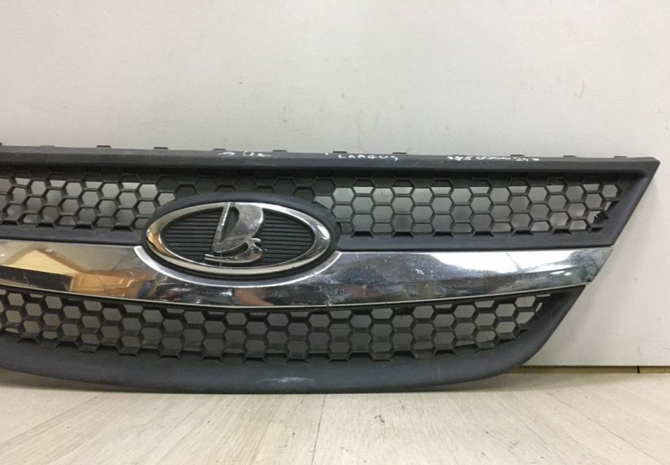 Решетка радиатора Lada Largus oem 8450000248 (мал.трещ) (скл-3)