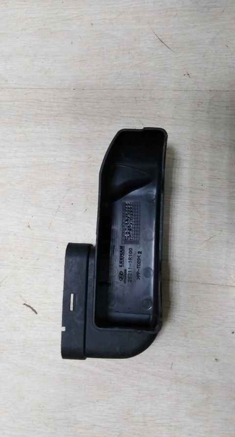 Воздуховод передней панели Hyundai Solaris 1 10-17 oem 282111R100