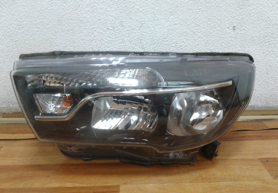 Фара левая Lada Vesta oem 8450006953 (слом. 2 крепл.) (скл-3)