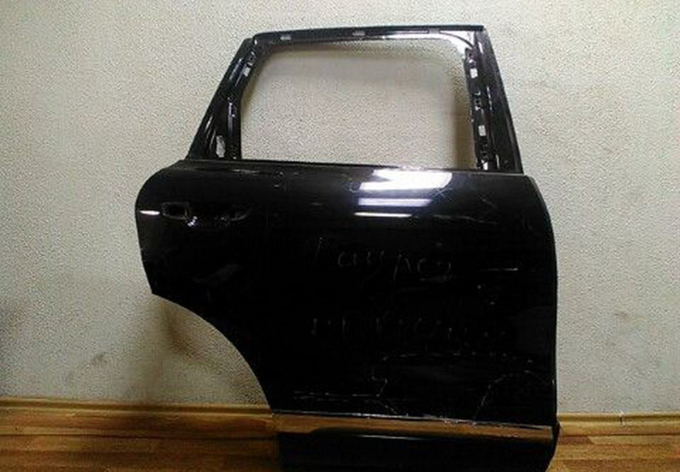 Дверь задняя правая Volkswagen Touareg с молдингом вмятина