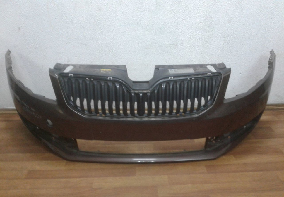 Бампер передний Skoda Oktavia A7 oem 5e0807221 (В)