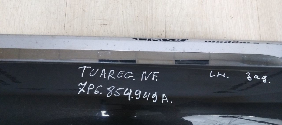 Молдинг двери задний левый Volkswagen Touareg NF oem 7P6854949H