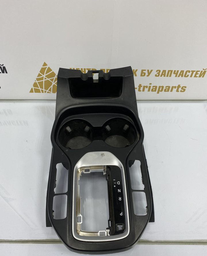 Накладка консоли акпп Kia Sorento 2 2009 oem 846502WFP0