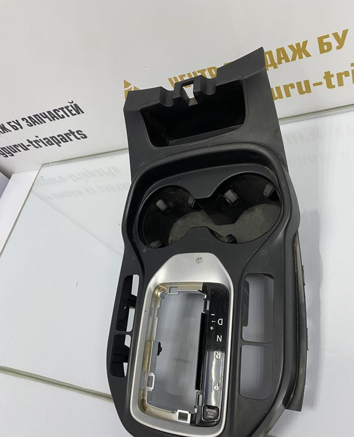 Накладка консоли акпп Kia Sorento 2 2009 oem 846502WFP0 Накладка консоли акпп Kia Sorento 2 2009 oem 846502WFP0