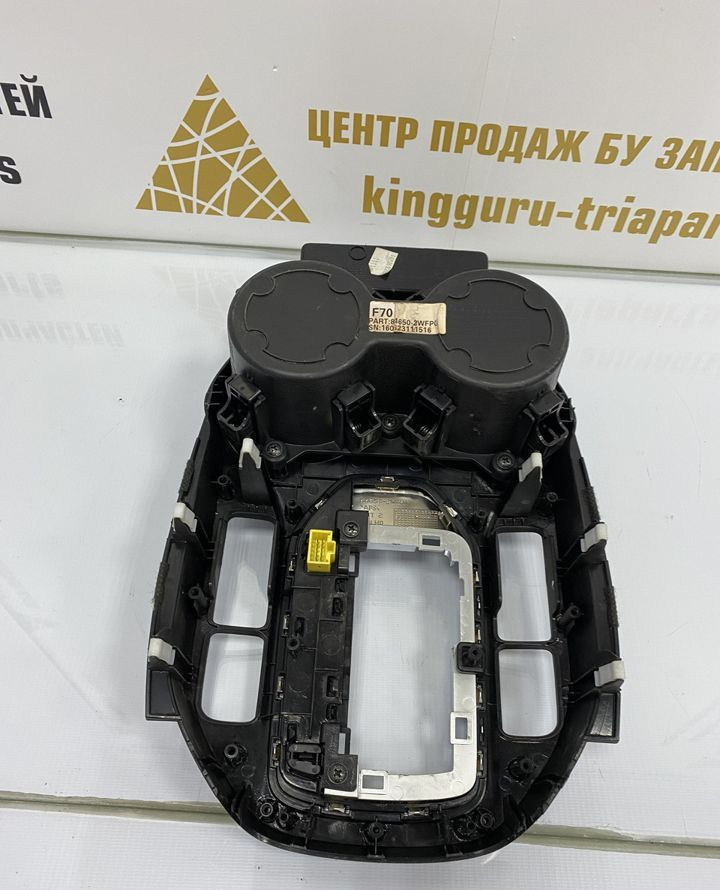 Накладка консоли акпп Kia Sorento 2 2009 oem 846502WFP0 Накладка консоли акпп Kia Sorento 2 2009 oem 846502WFP0