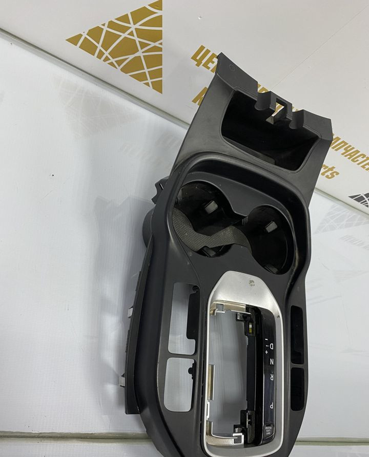 Накладка консоли акпп Kia Sorento 2 2009 oem 846502WFP0 Накладка консоли акпп Kia Sorento 2 2009 oem 846502WFP0