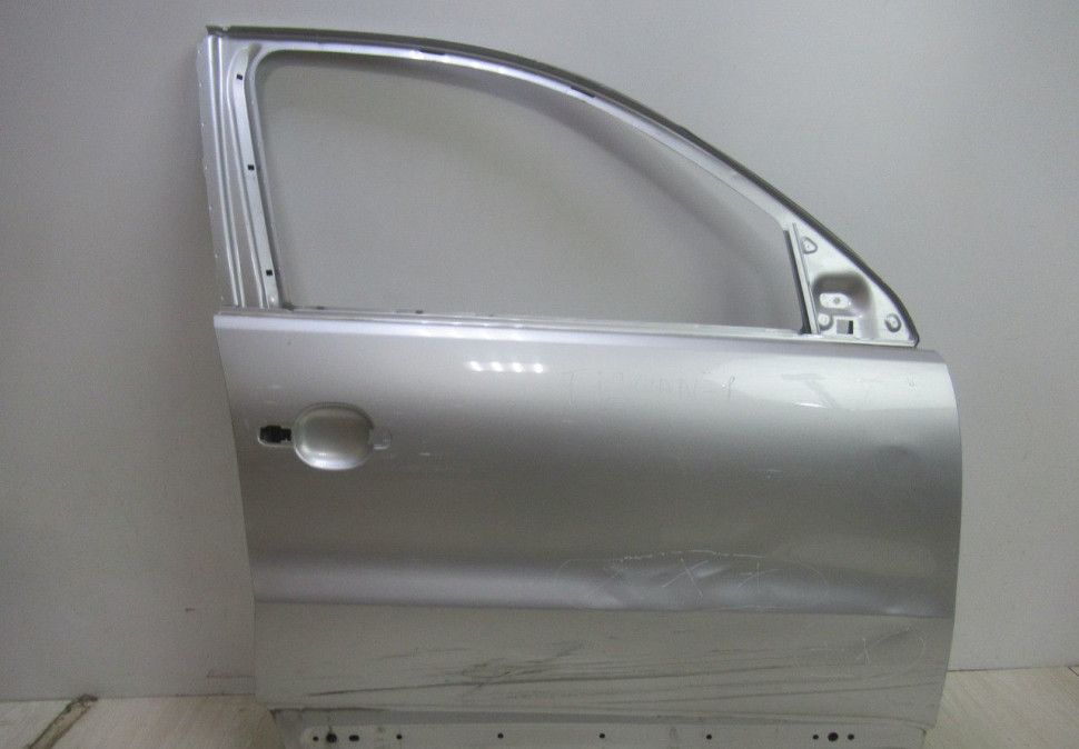 Дверь передняя правая Volkswagen Tiguan 1 oem 5n0831312c (вмятины)