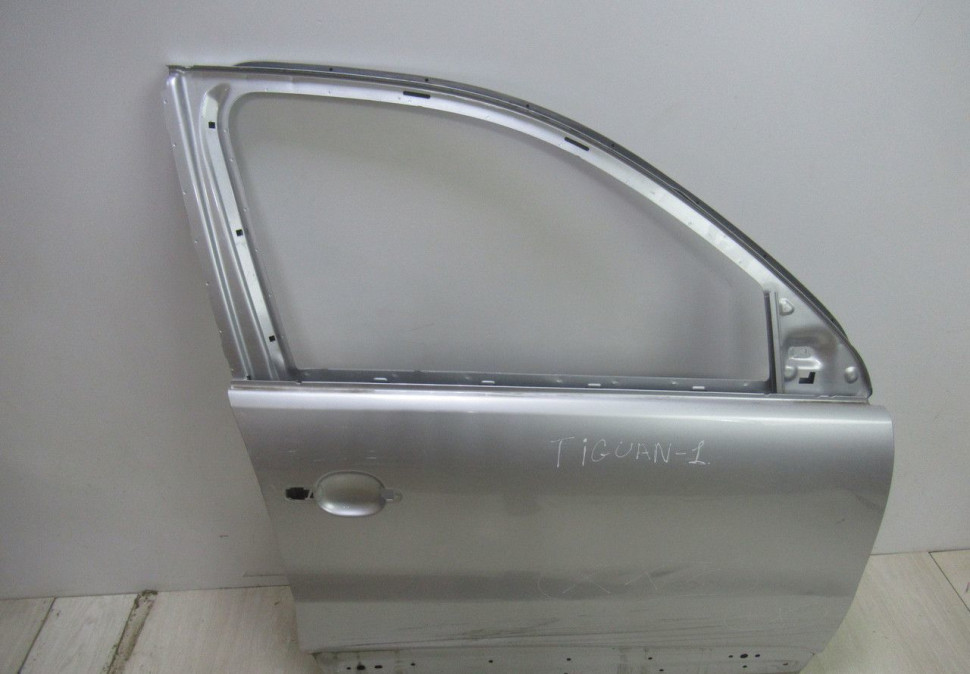 Дверь передняя правая Volkswagen Tiguan 1 oem 5n0831312c (вмятины)