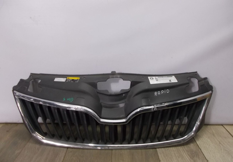 Решетка радиатора бу Skoda Rapid OEM 5JA853668