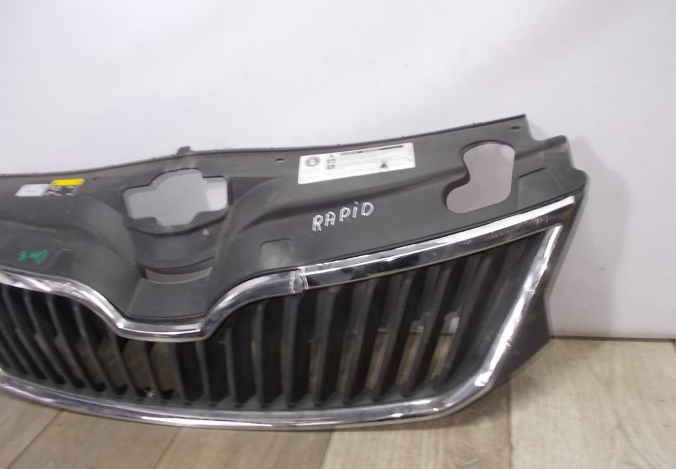 Решетка радиатора бу Skoda Rapid OEM 5JA853668