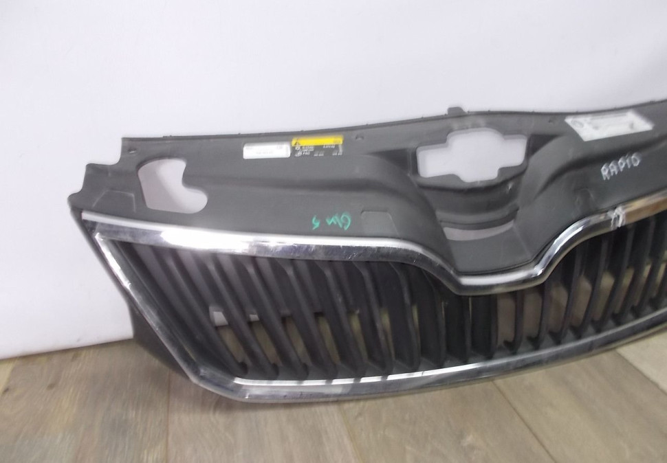Решетка радиатора бу Skoda Rapid OEM 5JA853668