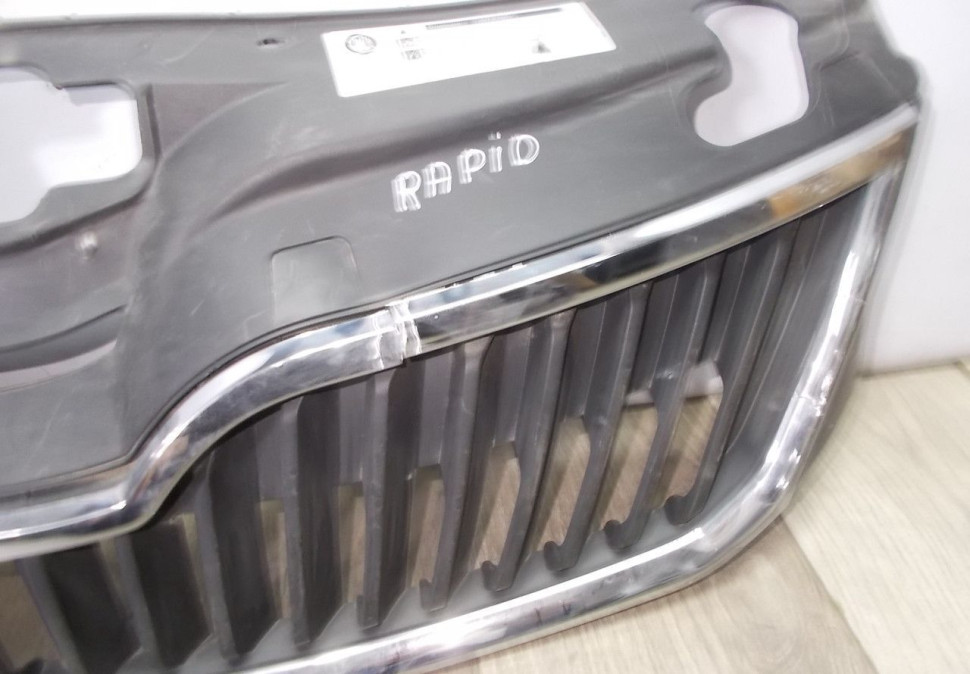 Решетка радиатора бу Skoda Rapid OEM 5JA853668