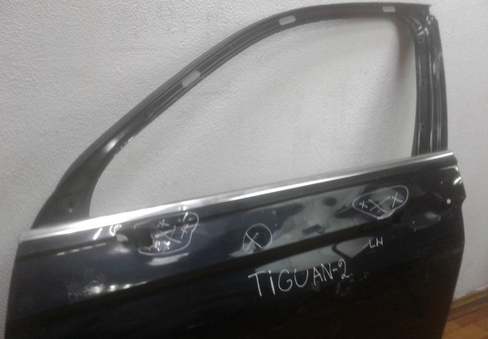 Дверь передняя левая Volkswagen Tiguan 2 oem 5NA831055K  (вмятины )