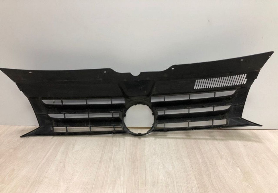 Решетка радиатора Volkswagen Transporter T6 / Multivan oem 7e0853653 (мал.трещ.) Решетка радиатора Volkswagen Transporter T6 / Multivan oem 7e0853653 (мал.трещ.)