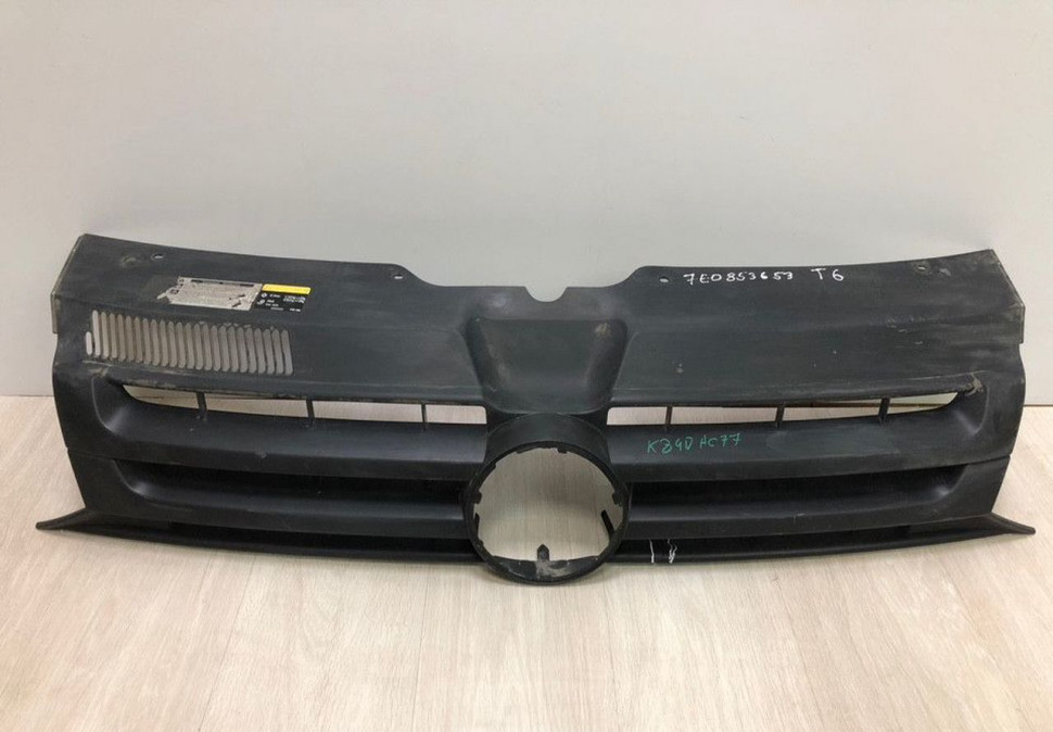 Решетка радиатора Volkswagen Transporter T6 / Multivan oem 7e0853653 (мал.трещ.) Решетка радиатора Volkswagen Transporter T6 / Multivan oem 7e0853653 (мал.трещ.)