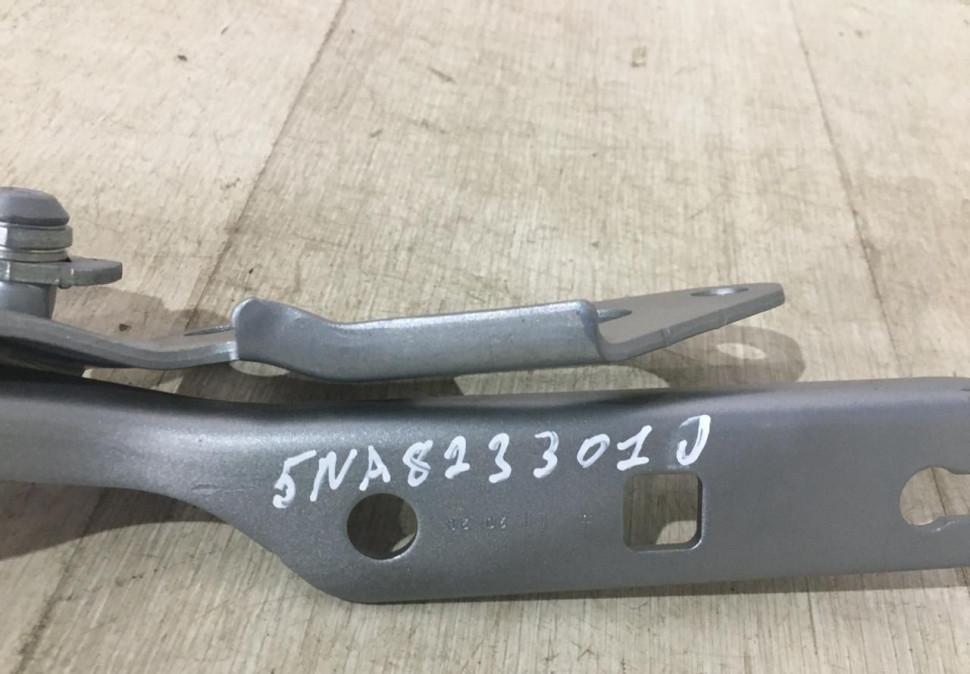 Петля капота правая Volkswagen Tiguan 2 2017-2020 Oem 5na823302J Петля капота правая Volkswagen Tiguan 2 2017-2020 Oem 5na823302J