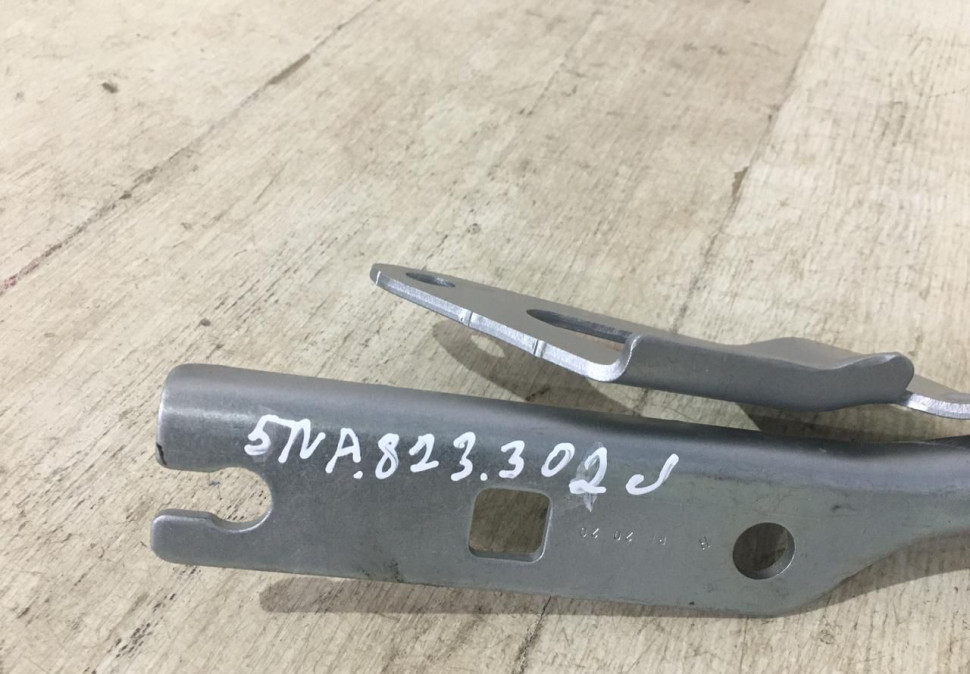 Петля капота правая Volkswagen Tiguan 2 2017-2020 Oem 5na823302J Петля капота правая Volkswagen Tiguan 2 2017-2020 Oem 5na823302J