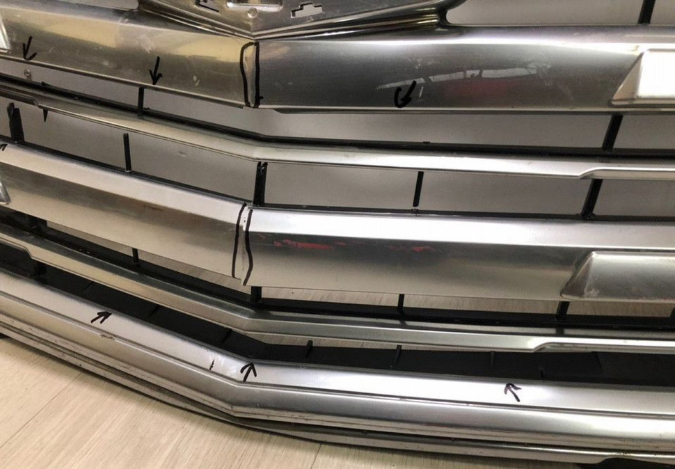 Решетка радиатора Cadillac Escalade 4 oem 23329115 (трещины) (слом.части)  (скл-3)