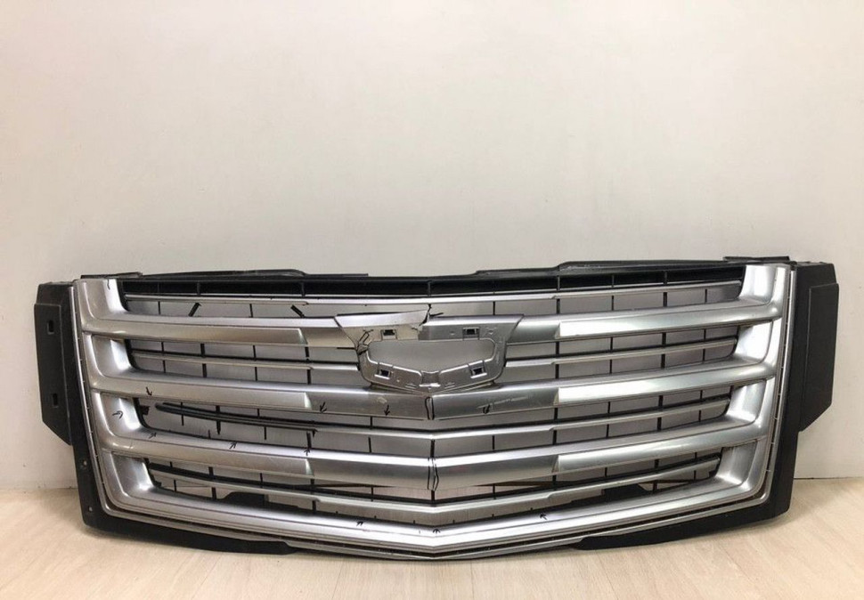 Решетка радиатора Cadillac Escalade 4 oem 23329115 (трещины) (слом.части)  (скл-3)