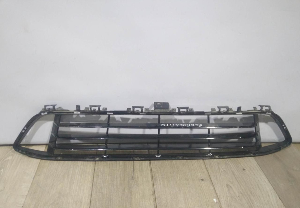 Решетка переднего бампера бу BMW X1 F48 OEM 51117383353