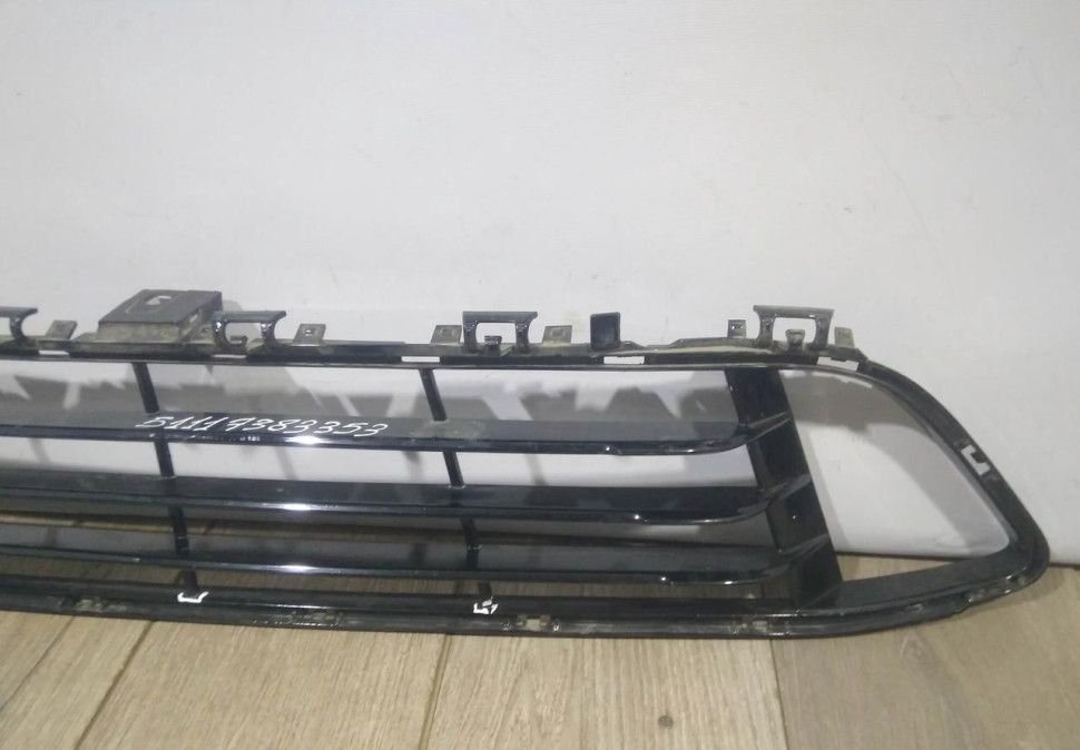Решетка переднего бампера бу BMW X1 F48 OEM 51117383353 Решетка переднего бампера бу BMW X1 F48 OEM 51117383353