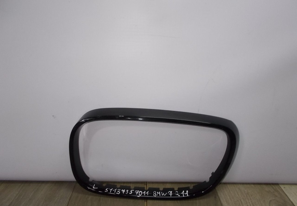 Молдинг решетки радиатора левая бу BMW 7 G11 OEM 51137357011