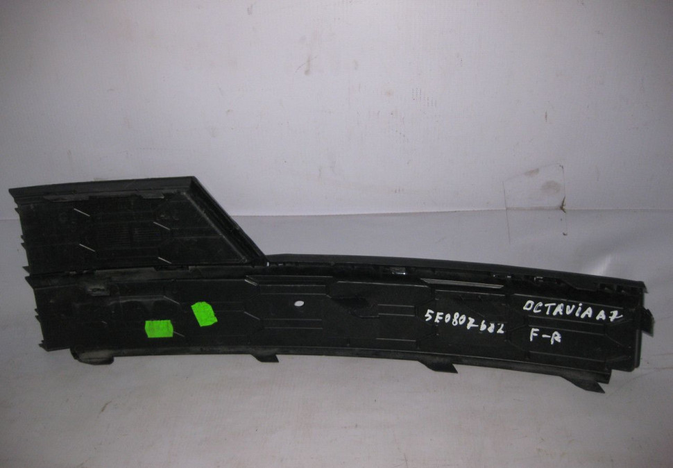 Решетка переднего бампера правая Skoda Octavia A7 oem 5e0807682 (скл-3)