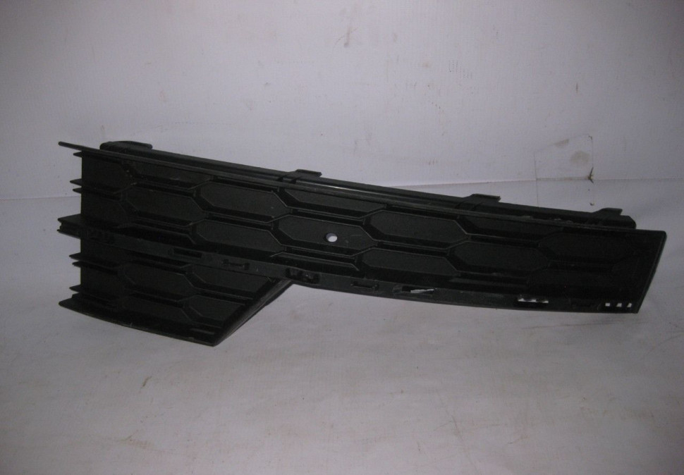 Решетка переднего бампера правая Skoda Octavia A7 oem 5e0807682 (скл-3)
