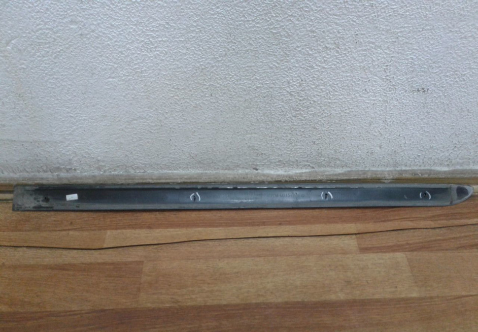 Молдинг двери задний правый Volkswagen Touran (03-10) oem 1t0853754