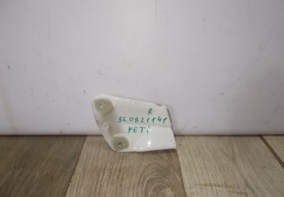 Кронштейн переднего левого крыла Skoda Yeti oem 5L0821141
