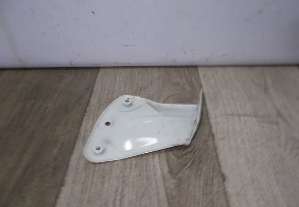 Кронштейн переднего левого крыла Skoda Yeti oem 5L0821141