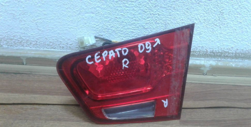 Фонарь правый Kia Cerato 2 oem 924041m000