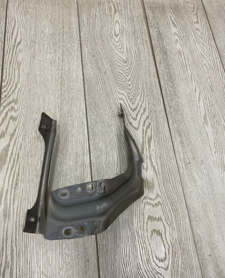 Кронштейн крыла левый Volkswagen Tiguan 2 2016 oem 5NA821135B