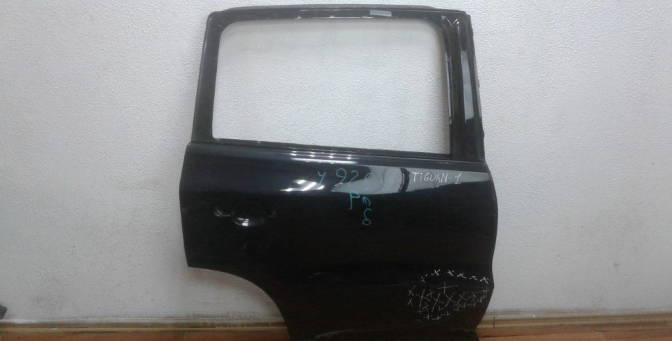 Дверь задняя правая Volkswagen Tiguan oem 5n0833056a (вмятина) (скл-3)