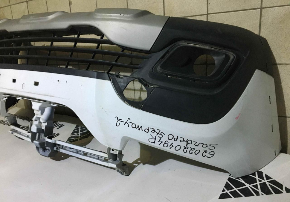 Бампер передний Renault Sandero Stepway 2 рестайлинг OEM 620220494R (скл-3)